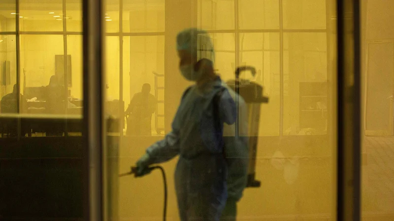 Razkuževanje večsatnovanjskih stavb ne bo več nujno. FOTO: Hussein Faleh/Afp