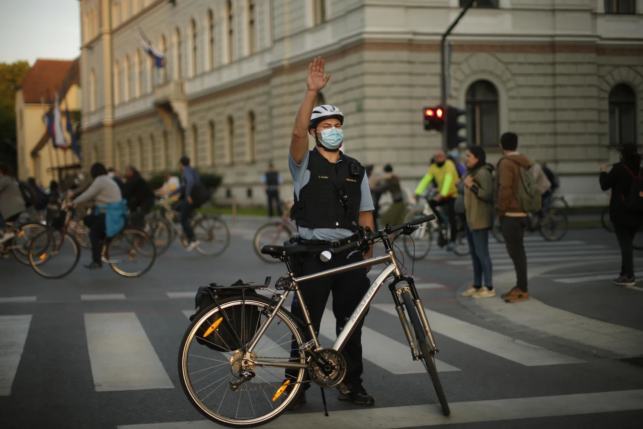 Fotografija: Klub slovenskih biciklistov Ljubljana ni bil ustanovljen le zaradi posebne ljubezni do kolesarstva. FOTO: Jure Eržen