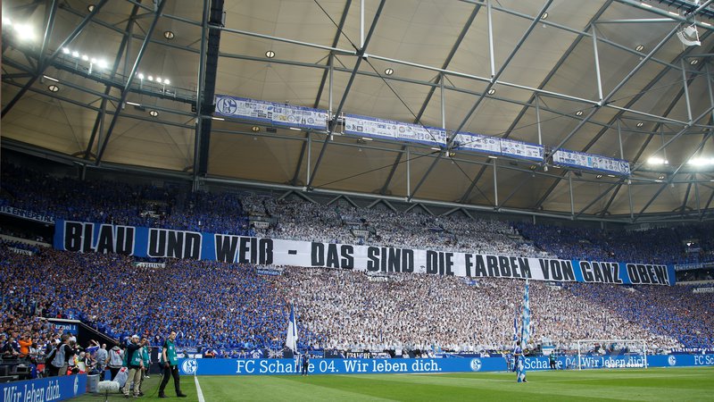Fotografija: Konec tedna bosta odprla ligo Dortmund in Schalke, toda podobni prizori s porurskega derbija bodo začasno le lep spomin. FOTO: Reuters