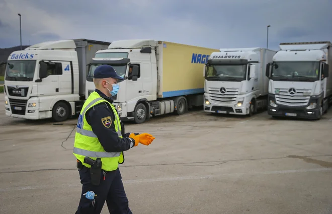 Transportne poti so zaradi dolgih postopkov na mejah daljše. FOTO: Jože Suhadolnik/Delo