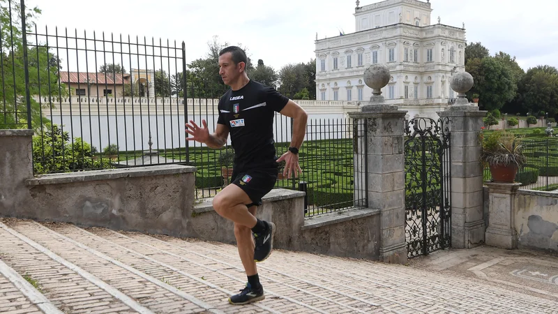 Fotografija: Nogometni sodnik Daniele Doveri v Rimu že vadi za nadaljevanje nogometnega prvenstva. FOTO: Reuters