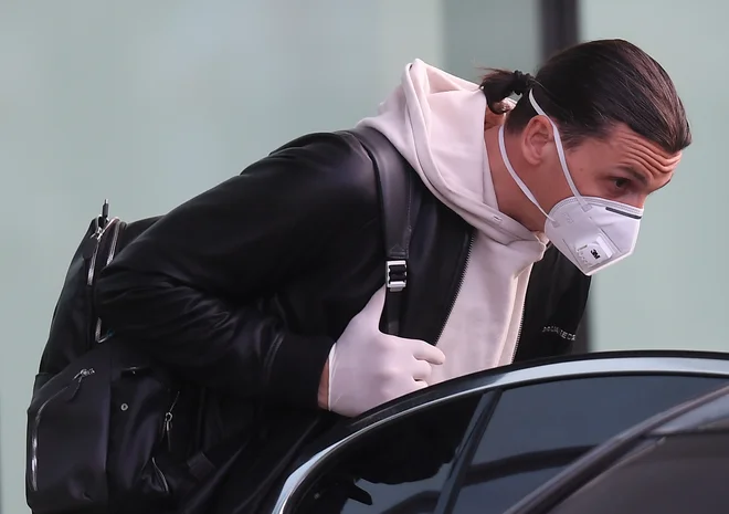 Igralec Milana Zlatan Ibrahimović se je iz Švedske vrnil v Italijo, kjer bo pred treningi s svojim klubom moral prestati še 14 dni karantene. FOTO: Reuters