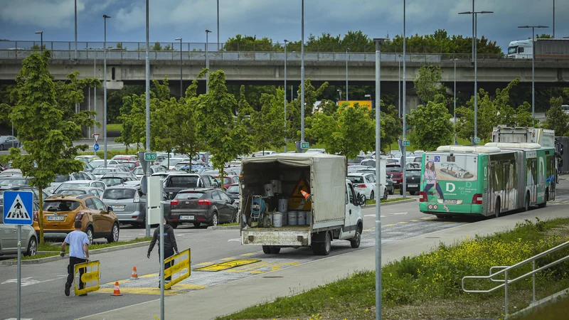 Fotografija: Parkirišče P+R na Dolgem mostu je med tednom polno zasedeno, pa tudi konec tedna je težko najti prosto parkirno mesto. FOTO: Jože Suhadolnik