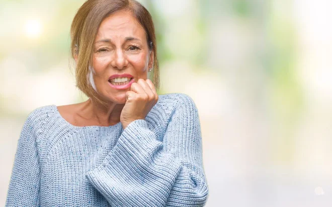 Namesto da si s sodelavci pošiljate elektronska sporočila, raje vstanite in se sprehodite in opravite pogovor ustno. Imate nujen sestanek s sodelavci? FOTO: Shutterstock