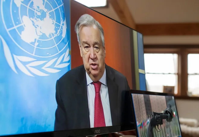 Žalost, strah in depresija bodo še naprej vplivali na ljudi in skupnosti, čeprav je pandemija pod nadzorom, opozarja generalni ZN sekretar Antonio Guterres. FOTO: Mark Garten/AFP