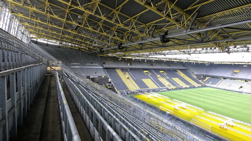 Fotografija: Štadion Iduna Park bo med derbijem skoraj prazen. FOTO: Reuters