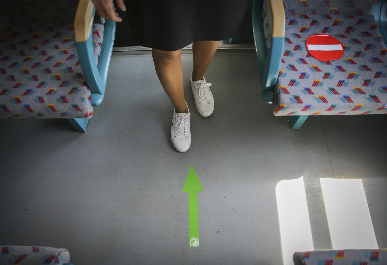 Fotografija: Avtoritarni komunikacijski pristop je bil morda še učinkovit v fazi prepovedovanja, sedanja faza normalizacije pa zahteva ponotranjenje protivirusnih ukrepov. FOTO: Jože Suhadolnik