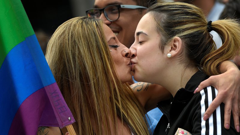 Fotografija: Kar šest od desetih evropskih lezbijk, gejev, biseksualcev, transseksualcev in interseksualcev se s partnerjem oziroma partnerko ne upa držati za roke v javnosti. Foto: Reuters