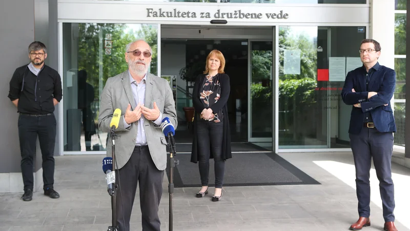 Fotografija: Pismo premiera Janeza Janše Vojna z mediji, ki ga je vlada poslala Svetu Evrope in objavila na uradni vladni spletni strani, po mnenju profesorjev s Katedre za novinarstvo FDV ne izkrivlja le podobe slovenskega medijskega okolja, temveč tudi veljavo novinarstva kot dejavnosti z javno odgovornostjo. FOTO: Marko Feist