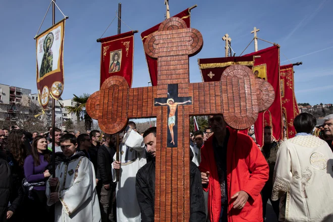 Množični protesti so sledili zakonu, ki naj bi SPC odvzel lastništvo nad verskimi objekti. Foto: Reuters