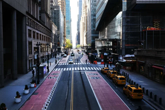 Zaprte trgovine na praznih ulicah New Yorka. FOTO: Spencer Platt/AFP