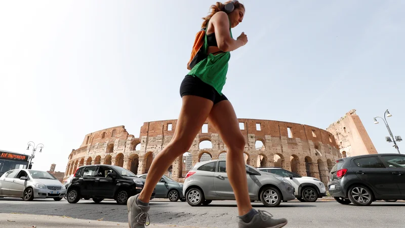 Fotografija: Italija je v začetku maja začela sproščati nekatere ukrepe, ki jih sprejela za omejitev širjenja virusa. Foto: REUTERS/Guglielmo Mangiapane