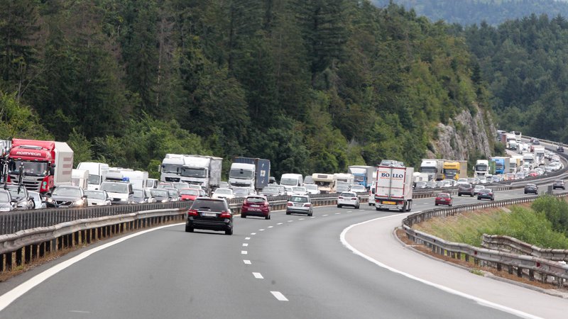Fotografija: Štajerska avtocesta je zaradi prometne nesreče zaprta v smeri proti Ljubljani. Fotografija je simbolična. FOTO: Feist Marko