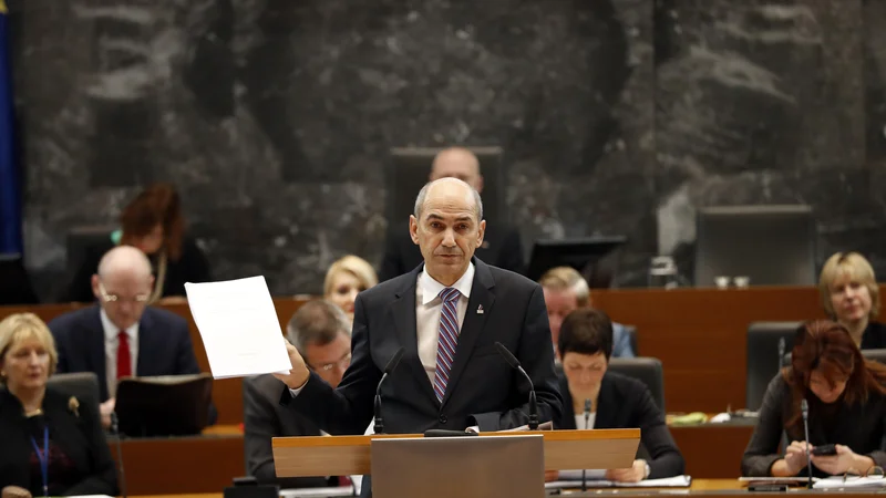 Fotografija: Državni zbor danes na izredni seji razpravlja o vladnem poročilu o nabavi zaščitne opreme za boj proti novemu koronavirusu. FOTO: Hočevar Uroš
