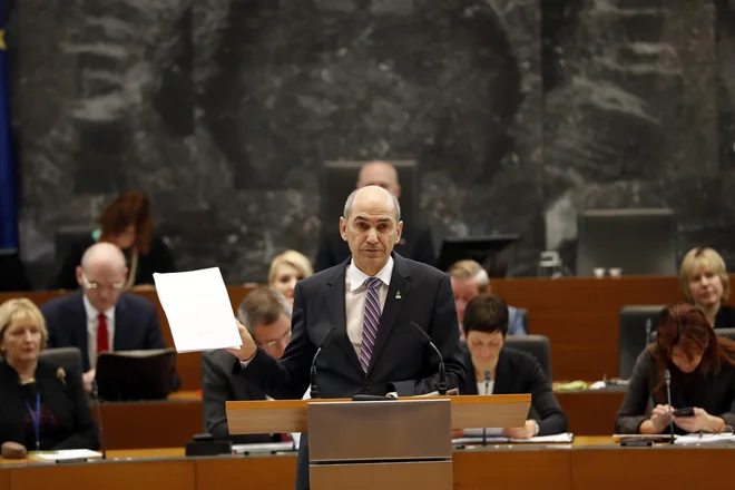 Državni zbor danes na izredni seji razpravlja o vladnem poročilu o nabavi zaščitne opreme za boj proti novemu koronavirusu. FOTO: Hočevar Uroš