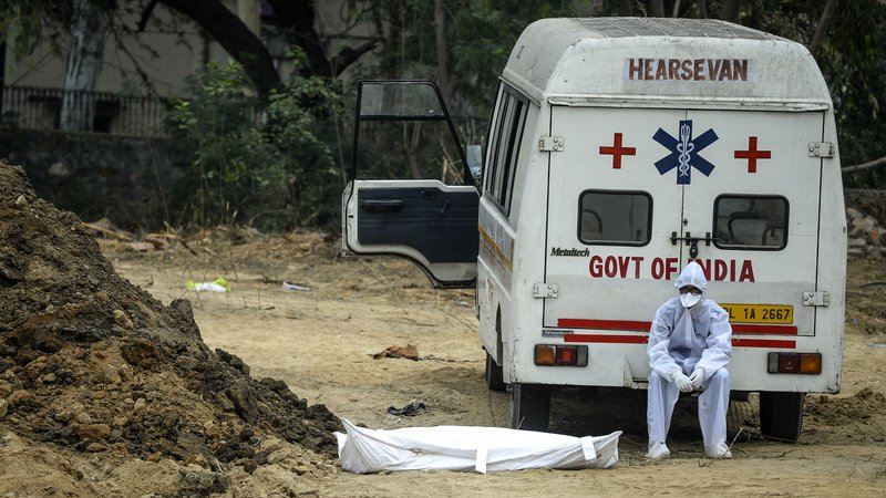 Fotografija: Žrtve je virus zahteval širom sveta, na fotografiji pokop v Indiji. FOTO: Sajjad Hussain/Afp
