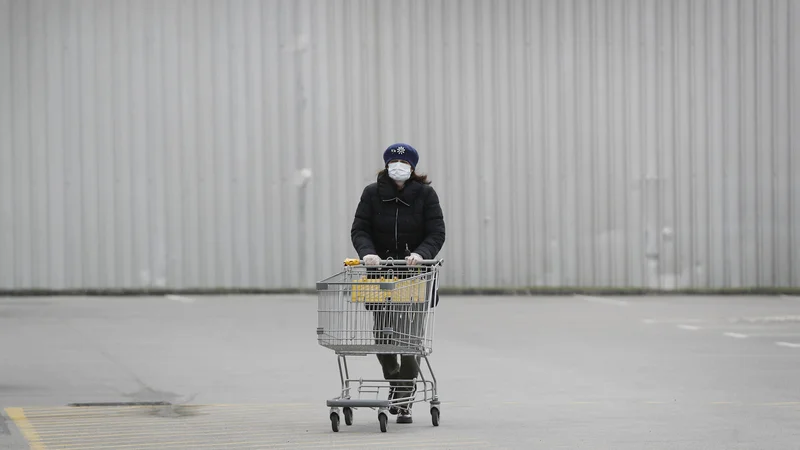 Fotografija: Ob vladnih ukrepih so se posamezniki na Zagovornika obračali predvsem zaradi časovnega omejevanja nakupa živil. Zagovornik je na vlado takoj naslovil argumentirano priporočilo, da je čas od 8. do 10. ure za tako veliko skupino ljudi prekratek. FOTO: Leon Vidic/delo