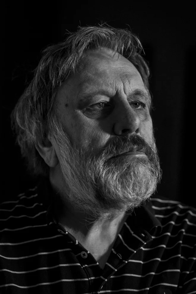 ​Slavoj Žižek: »Če želite ostati srečni, ostanite neumni in predvsem podložni, sreča je za sužnje. Ko vidim neumne ljudi srečne, me to pahne v depresijo.« FOTO: Voranc Vogel