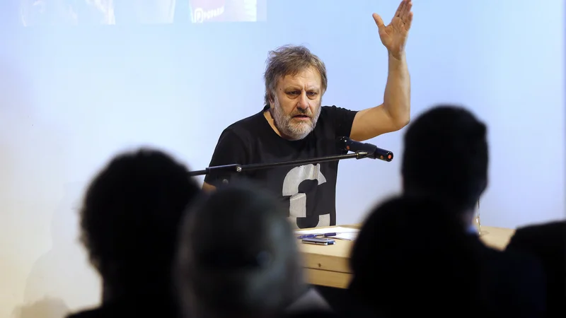 Fotografija: Možno je bilo predvideti, da bo Slavoj Žižek s svojim neizmerljivim znanjem, miselnimi akrobacijami in retoriko v dvoboju prevladoval. FOTO Blaz Samec