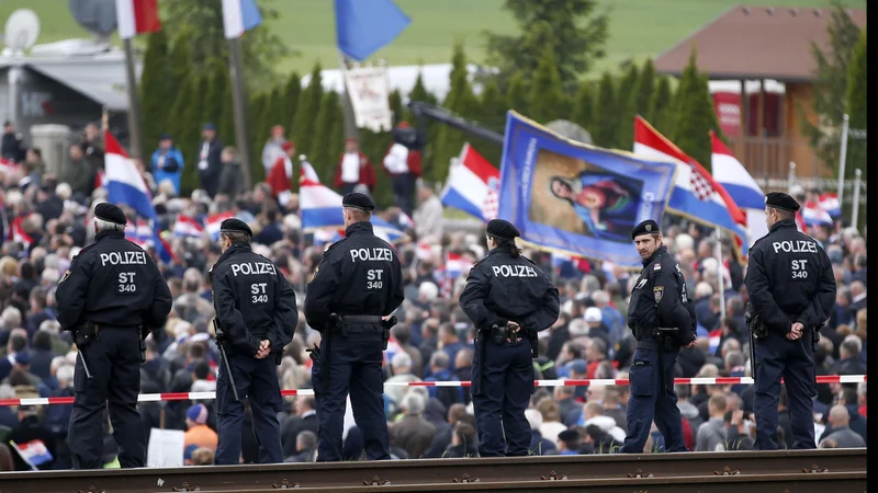 Fotografija: Zborovanje Hrvatov v spomin na žrtve povojnih pobojev na Libuškem polju. FOTO: Matej Družnik