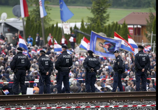 Zborovanje Hrvatov v spomin na žrtve povojnih pobojev na Libuškem polju. FOTO: Matej Družnik