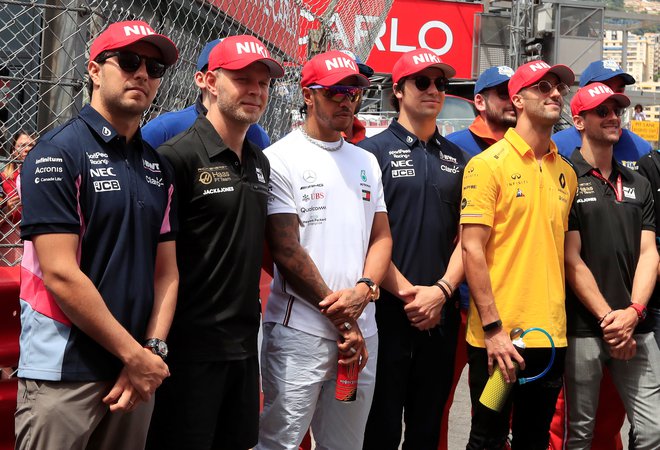 Dirkači formule 1 z Lewisom Hamiltonom na čelu so se z rdečimi čepicami z napisom Niki pred današnjim štartom velike nagrade Monaka spomnili Nikija Laude. FOTO: Reuters