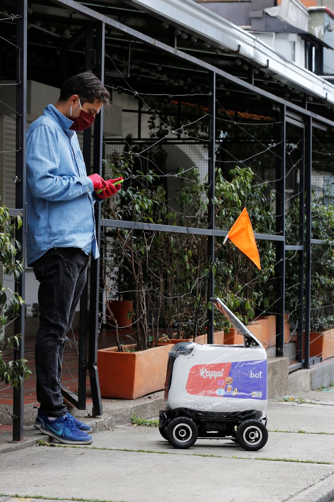 Robot dostavljavec hrane v Medellinu v Kolumbiji FOTO: Reuters