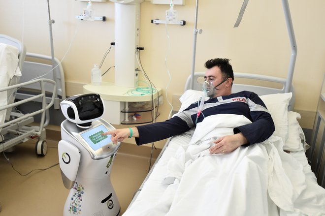 V času karantene se je povečala potreba po robotih, ki bi okuženim delali vsaj družbo. Na fotografiji: bolnišnica v Vareseju v Italiji. FOTO: Reuters