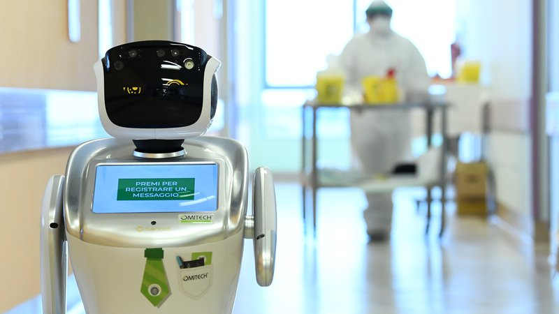 Fotografija: Roboti delajo noč in dan, pri njih ni stroškov z zaščitno opremo, pa še na bolniško ne odhajajo. FOTO: Reuters