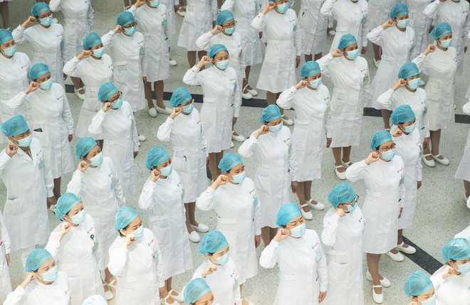 Medicinske sestre v Wuhanu 12. maja 2020 FOTO: AFP