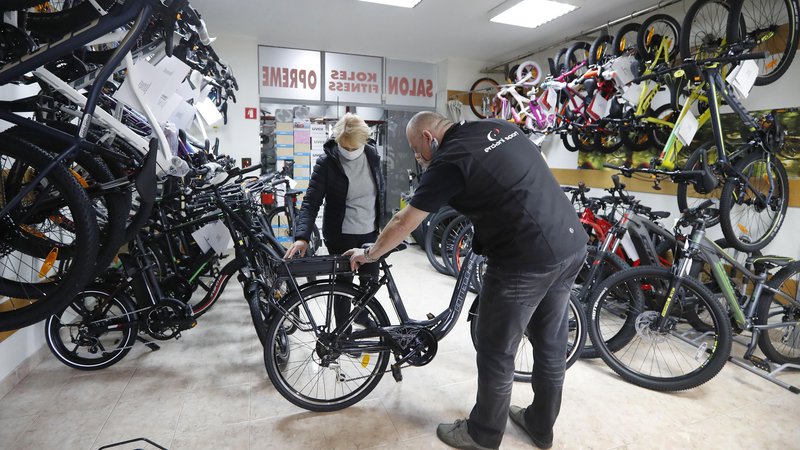 Fotografija: Po odprtju trgovin je veliko obiska in zanimanja za različne vrste koles. Foto Leon Vidic