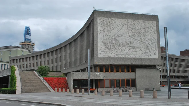Po trditvah oblasti v Oslu bodo reliefa shranili na primerno lokacijo, skeptiki pa so prepričani, da bosta &shy;spomenika ob poskusih relokacije resno poškodovana, verjetno tudi uničena. Foto Wikimedia