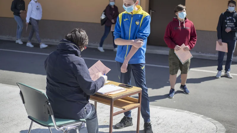 Fotografija: Oddaja prijave za vpis v srednjo šolo na Osnovni šoli Venclja Perka Domžale med epidemijo. FOTO: Leon Vidic/Delo