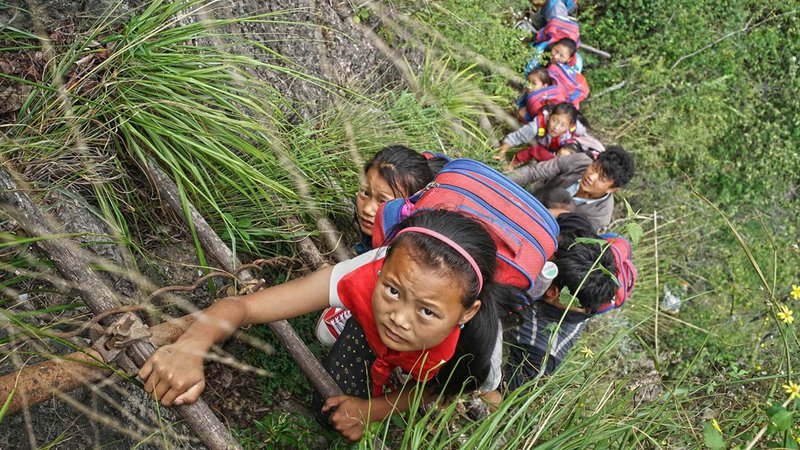 Fotografija: Generacijam prebivalcev vasi Atulie'er na Kitajskem so bile edina povezava s svetom bambusove lestve na višino 800 metrov. FOTO: CGTN