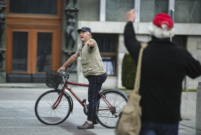 Dobrih 34 odstotkov anketiranih je neopredeljenih oziroma ne bi volilo. Medianina anketa pa tudi kaže, da skoraj desetina od teh neopredeljenih favorozira SDS. FOTO: Jože Suhadolnik