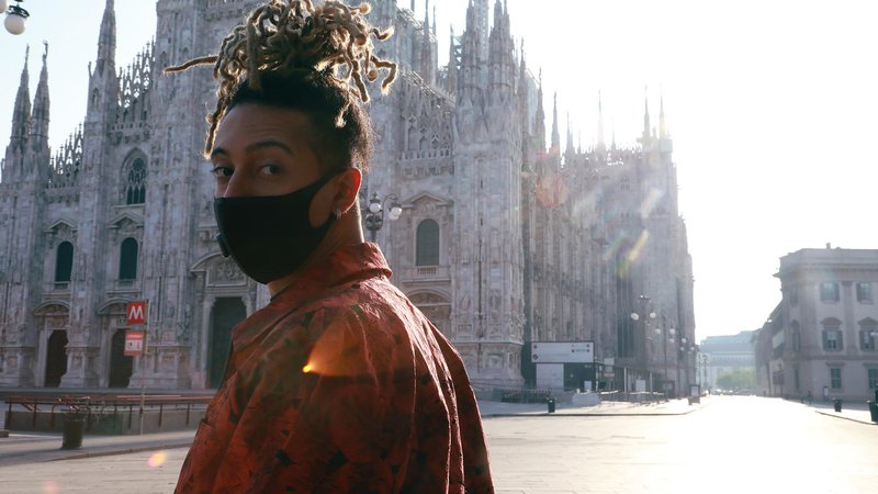 Fotografija: Italijanski raper Ghalli v spotu vabi Milančane v novo mestno normalnost. Foto Tania Feghali/Yesmilano