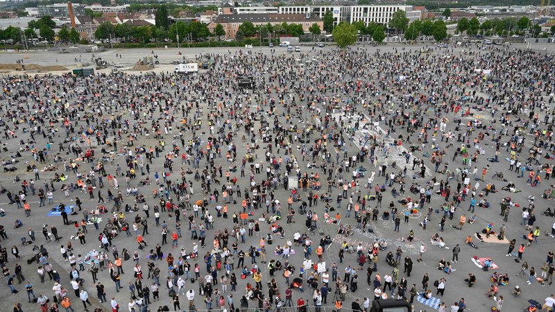 Fotografija: Prejšnjo soboto se je na Cannstatter Wasen v Stuttgartu na protestih še lahko zbralo do 10.000 udeležencev, jutri jih bo lahko največ 5000. FOTO: Markus Riedle/AFP