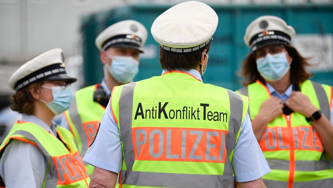 Za red je na protestih v Stuttgartu skrbela tudi policija.  FOTO: Thomas Kienzle/AFP