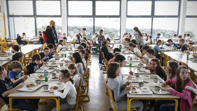 Fotografija: Čas kosila zagotovo ne bo videti tako. Vsak otrok bo sedel sam, dovolj oddaljen od sošolcev. FOTO: Uroš Hočevar