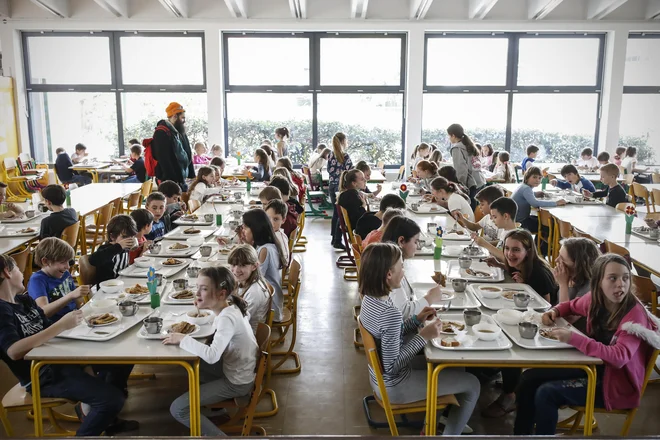 Čas kosila zagotovo ne bo videti tako. Vsak otrok bo sedel sam, dovolj oddaljen od sošolcev. FOTO: Uroš Hočevar