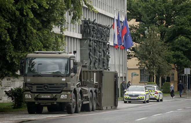 Pri postavljanju ograj pred današnjimi protesti je sodelovala tudi Slovenska vojska. FOTO: Blaž Samec/Delo