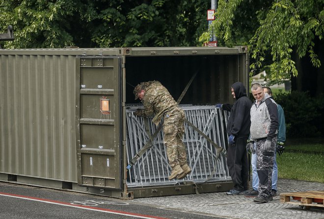 Slovenska vojska je v središče prestolnice pripeljala zaščitne ograje pred napovedanimi protesti. FOTO: Blaž Samec/Delo