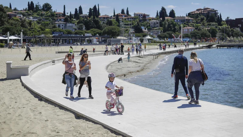 Fotografija: Glede turizma je v smernicah malo zapisanega. Med predlogi pa je uvedba vavčerjev za domače turistične kapacitete za vsakega polnoletnega državljana, in sicer predvidoma v višini 200 evrov. Foto: Leon Vidic