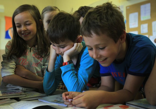 Dostop do interneta in računalniki so za otroke pomembni tudi pri ohranjanju stikov s sošolci. FOTO: Blaz Samec/delo