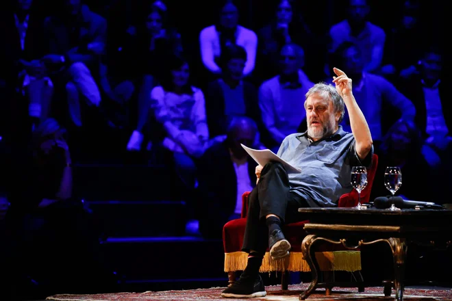 Andrej Medved: &raquo;Slavoj Žižek znova, vedno znova stavi tudi na maksimo: barbarstvo ali komunizem. Barbarstvo: agonija in teror in/ali komunizem?&laquo;&nbsp; Foto Marko Todorov