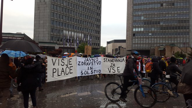 Protestniki na Trgu republike nekaj po 20. uri. FOTO: Borut Tavčar