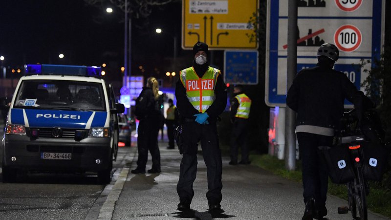 Fotografija: Nemški policisti nadzirajo nemško-francosko mejo med mestoma Strasbourg in Kehl. Foto: Patrick Hertzog/Afp