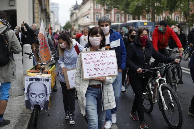 V Ljubljani in drugod po Sloveniji so demonstranti danes ponovno pozivali vlado k odstopu. FOTO: Leon Vidic/Delo