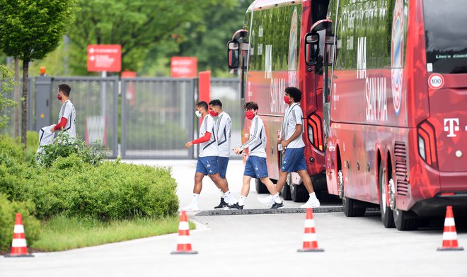 Tudi navijači Bayerna pred treningi posvečajo pozornost samozaščiti. FOTO: Reuters