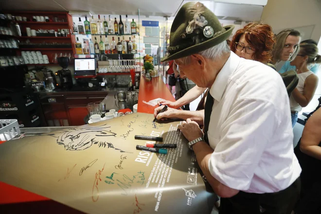 Maks Konečnik je mladim risom iz Čehoslovaške postavil ograde, v kateri so bili dva meseca pred izpustom v naravo, ter jim pripravljal hrano, hranila pa jih je njegova žena, ki je srečanja z risi popisovala v dnevniku. Foto Leon Vidic/Delo